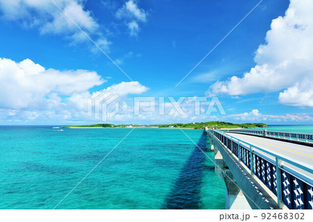 沖縄　池間大橋からの青空と海 92468302