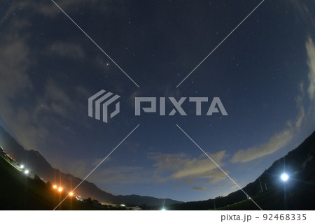 北杜市白州町、夏の宵、西に傾く春の大曲線と春の大三角 92468335