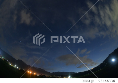 北杜市白州町、夏の宵、西に傾く春の大曲線と春の大三角 北杜市白州町、夏の宵、西に傾く春の大曲線と春の大三角 92468336