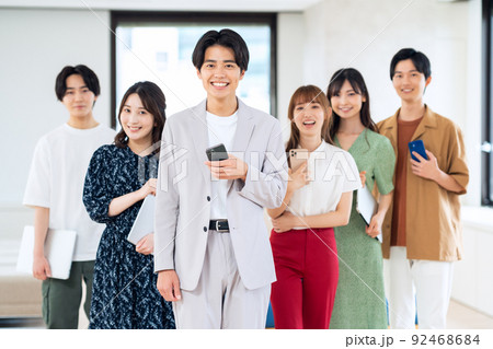 男女　Z世代　友達　大学生　シェアハウス　スマホ　リビング 92468684