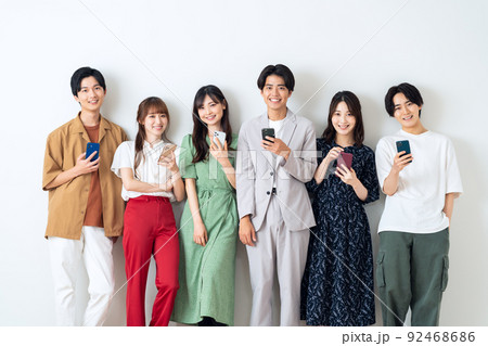 集合写真  大学生 男女 Z世代 友達 大学生 シェアハウス スマホ 白バック の写真素材 [92468686] - PIXTA