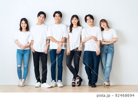 男女　Z世代　友達　大学生　シェアハウス　ビューティー 92468694