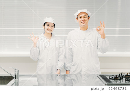 食品系の仕事をする調理員の男女（工場） 92468781