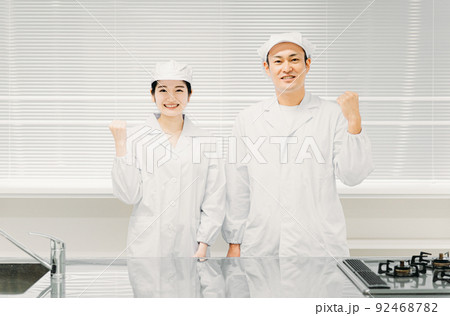 食品系の仕事をする調理員の男女（工場） 92468782