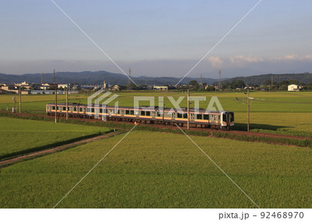 長岡花火開催日の信越本線E129系(4両編成:長岡⇔新潟) 長岡花火開催日の信越本線E129系(4両編成:長岡⇔新潟) 92468970