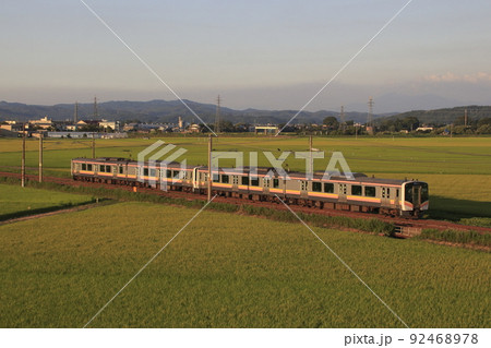 長岡花火開催日の信越本線E129系(4両編成:長岡⇔新潟) 長岡花火開催日の信越本線E129系(4両編成:長岡⇔新潟) 92468978