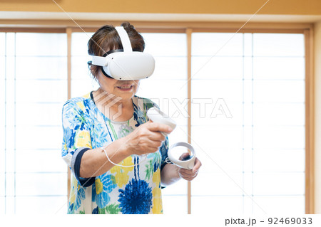 VRで仮想現実を体験するシニア女性 VRで仮想現実を体験するシニア女性 92469033