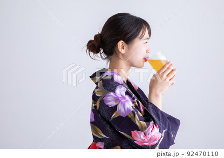 ビールを飲む女性の横顔 beer ビールを飲む女性の横顔 beer 92470110