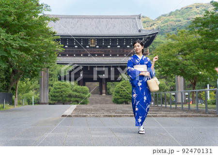 京都旅行を楽しむ着物の女性 知恩院 京都旅行を楽しむ着物の女性 知恩院 92470131