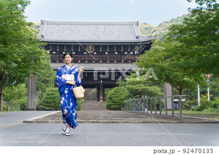 京都旅行を楽しむ着物の女性 知恩院 92470135