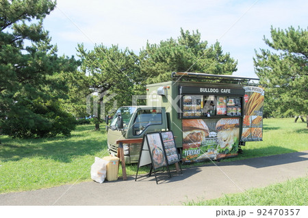 人気のキッチンカー　観光地のキッチンカー 92470357