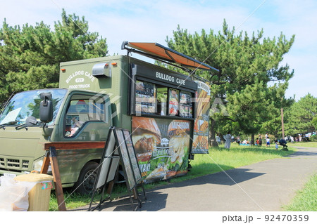 人気のキッチンカー　観光地のキッチンカー 92470359