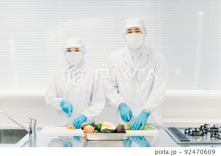 クリーンスーツで野菜のカットをする調理員(食品加工) クリーンスーツで野菜のカットをする調理員(食品加工) 92470609