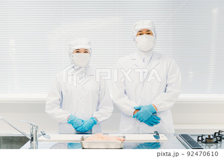 食品加工の仕事をする調理員の男女(精肉加工) 食品加工の仕事をする調理員の男女(精肉加工) 92470610