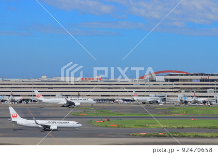 滑走路に向かう旅客機 ジェット機 空港 旅イメージ 出発イメージ 滑走路に向かう旅客機 ジェット機 空港 旅イメージ 出発イメージ 92470658