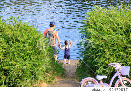 川岸で遊ぶお父さんと女の子 92470857