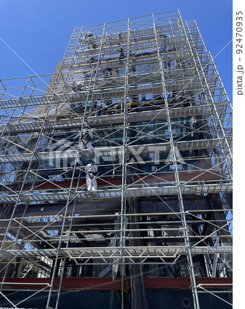 足場が組まれている建築現場 足場が組まれている建築現場 92470935