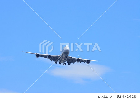 夏空を背景に着陸する旅客機　青空背景　着陸 92471419