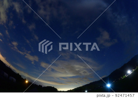 北杜市白州町、夏の宵、南東の空に夏の大三角とさそり座 92471457