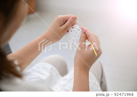 かぎ編みする女性 92471968