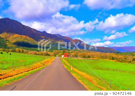 爽やかな秋空と山並みと長閑な牧場の風景 爽やかな秋空と山並みと長閑な牧場の風景 92472146