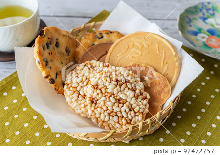 昔なつかしい煎餅 92472757