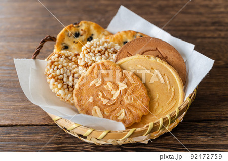 昔なつかしい煎餅 92472759