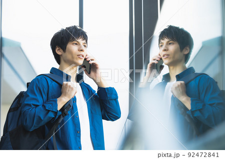 若い男性 スマホ 撮影協力:LINK FOREST 若い男性 スマホ 撮影協力:LINK FOREST 92472841