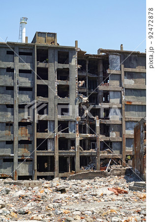 長崎県/ 軍艦島（端島）上陸時景観 日本最古期といわれる鉄筋コンクリート高層住宅30号棟周辺 92472878