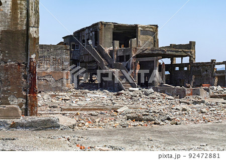 長崎県/ 軍艦島（端島）上陸時景観 日本最古期といわれる鉄筋コンクリート高層住宅30号棟周辺 92472881