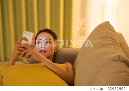 ソファで横たわる女性 ソファで横たわる女性 92472962