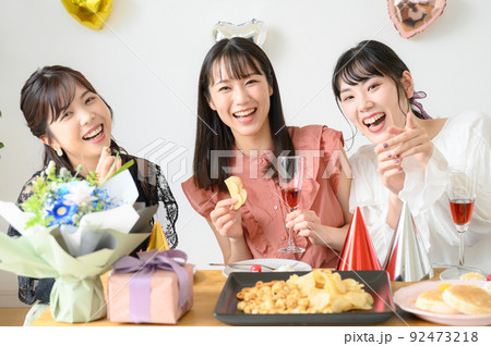 女子会のイメージ　アイドルの推しメンで盛り上がる 92473218