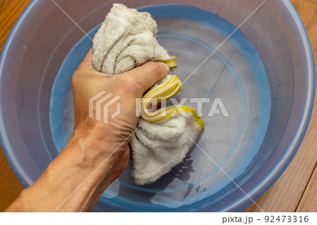たらいの水で濡らした雑巾 たらいの水で濡らした雑巾 92473316