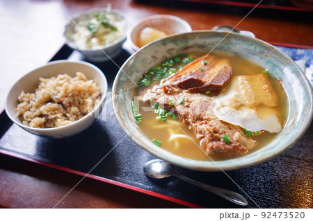 美味しい宮古そば ソーキソバとじゅーしぃのランチセット 沖縄県の離島 宮古島の食堂 92473520