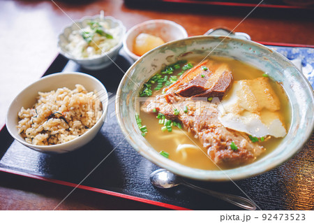 美味しい宮古そば ソーキソバとじゅーしぃのランチセット 沖縄県の離島 宮古島の食堂 92473523