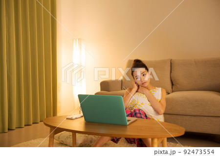 パソコンを操作する女性 92473554