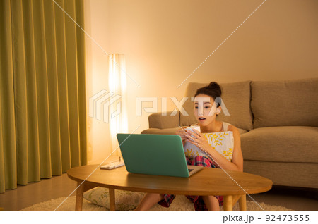 パソコンを操作する女性 92473555