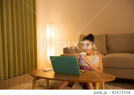 パソコンを操作する女性 パソコンを操作する女性 92473556