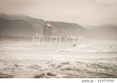 サーファーと朝の海 92473590