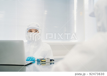 クリーンルームで精密機器を扱う作業員の女性 92473630