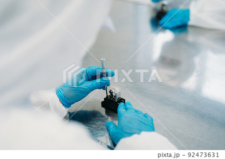 精密機器の組み立てをする作業員 精密機器の組み立てをする作業員 92473631