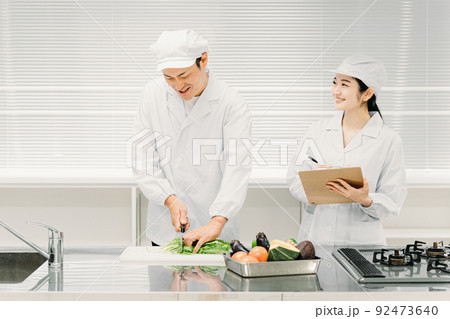 食品工場で働く男女の調理員(分析・検査) 食品工場で働く男女の調理員(分析・検査) 92473640