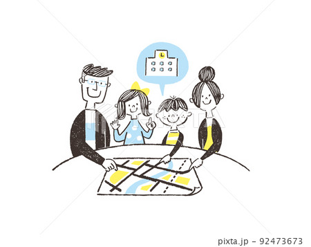 ハザードマップで避難場所を確認する家族 92473673