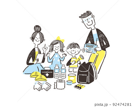 防災リュックの確認をする家族 92474281