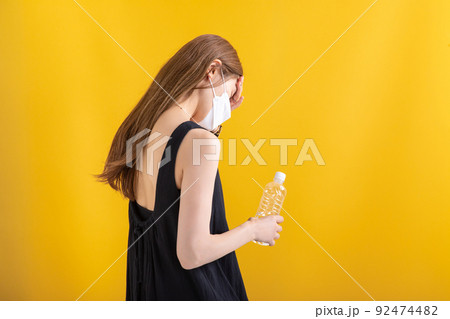 暑さで具合が悪くなった女性　heatstroke 92474482
