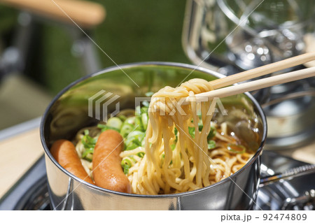 アウトドアキャンプでインスタントラーメンを食べる 92474809