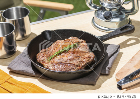 スキレット鍋で調理したステーキ肉のキャンプ飯 スキレット鍋で調理したステーキ肉のキャンプ飯 92474829