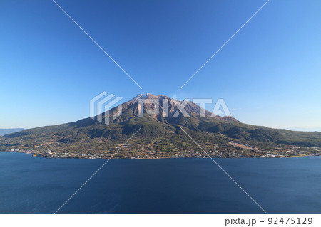 晴の日の海に浮かぶ桜島 92475129