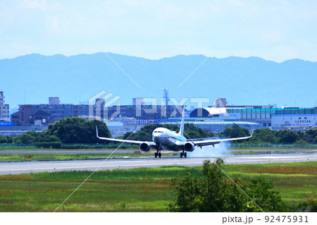 大阪国際空港 離着陸する旅客機 大阪国際空港 離着陸する旅客機 92475931