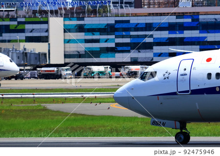 大阪国際空港　離着陸する旅客機 92475946
